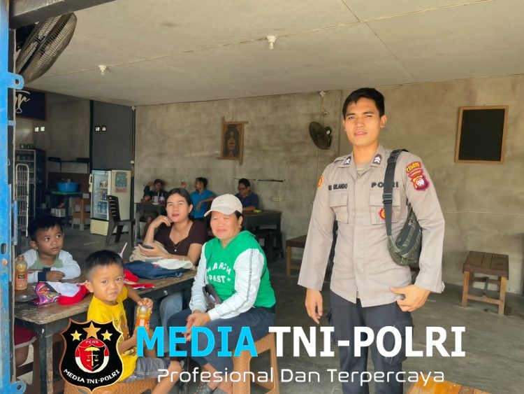 Meski Kabut Asap Menyelimuti, Polisi Tetap Hadir Sambangi Warga, Ibu-Ibu Diberi Imbauan Kamtibmas