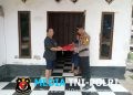 Semarak HUT RI, Polsek Sebangki Turun Langsung Bagikan dan Pasang Bendera Merah Putih di Rumah Warga