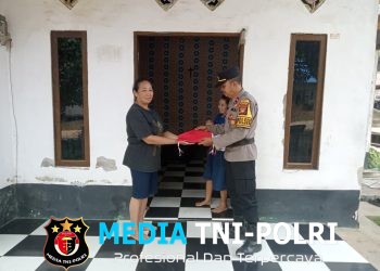 Semarak HUT RI, Polsek Sebangki Turun Langsung Bagikan dan Pasang Bendera Merah Putih di Rumah Warga