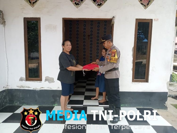 Semarak HUT RI, Polsek Sebangki Turun Langsung Bagikan dan Pasang Bendera Merah Putih di Rumah Warga