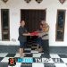 Semarak HUT RI, Polsek Sebangki Turun Langsung Bagikan dan Pasang Bendera Merah Putih di Rumah Warga