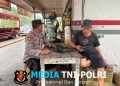 Sentuhan Humanis Polsek Mandor Patroli Berubah Jadi Silaturahmi Warga Di Warung