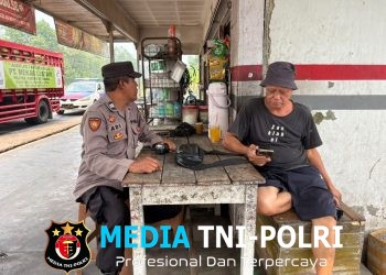 Sentuhan Humanis Polsek Mandor Patroli Berubah Jadi Silaturahmi Warga Di Warung