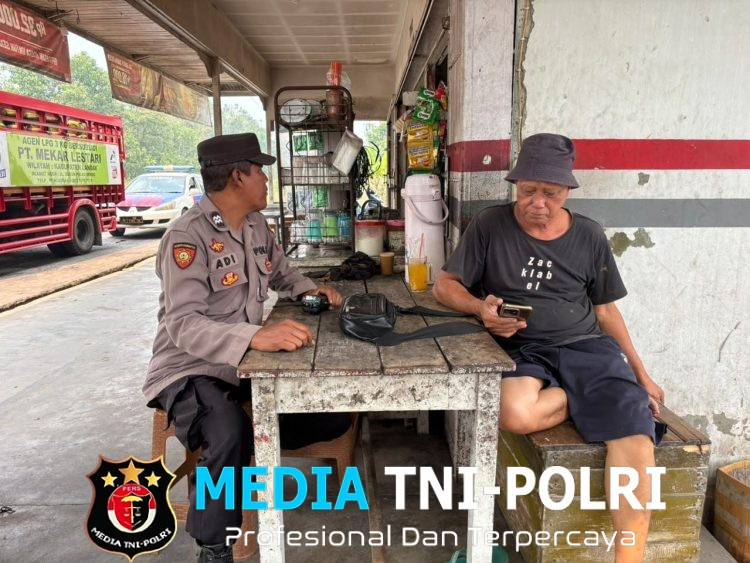 Sentuhan Humanis Polsek Mandor Patroli Berubah Jadi Silaturahmi Warga Di Warung