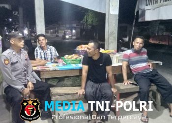 Duduk Bersama Warga di Tengah Patroli Malam, Polisi Mandor Titip Pesan Kamtibmas