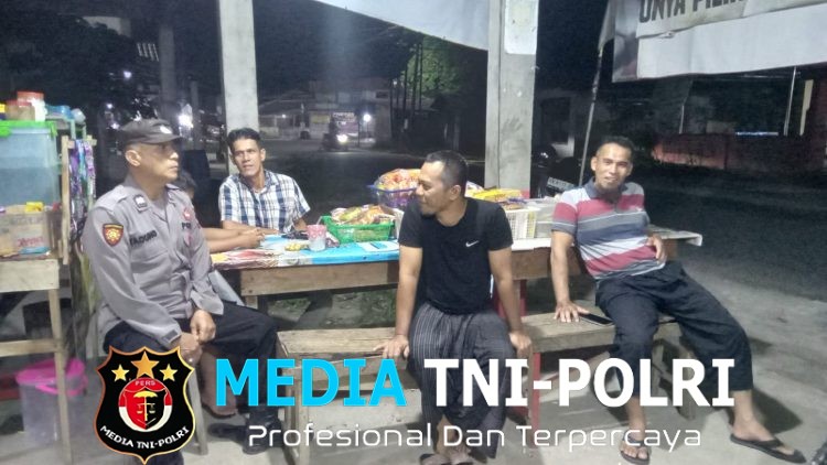Duduk Bersama Warga di Tengah Patroli Malam, Polisi Mandor Titip Pesan Kamtibmas
