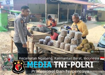 Jaga Kamtibmas Tetap Kondusif, Polisi Ngabang Sambangi Pedagang Buah Saat Patroli Siang