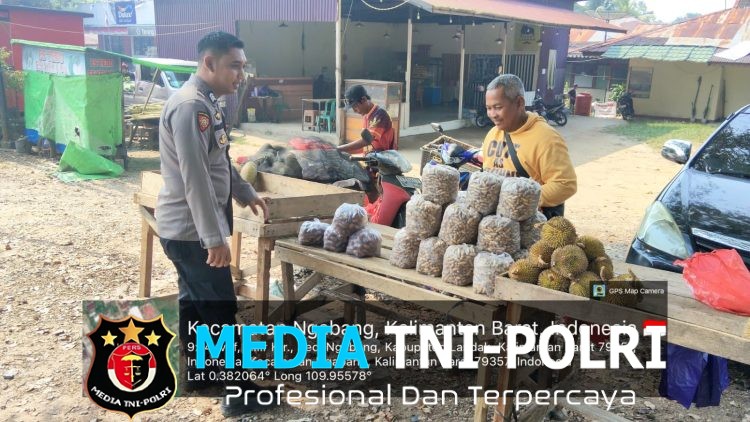 Jaga Kamtibmas Tetap Kondusif, Polisi Ngabang Sambangi Pedagang Buah Saat Patroli Siang