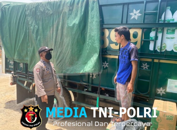 Temui Sopir Dump Truck Saat Patroli, Polisi Sungai Tebelian Titip Pesan Jangan Berkendara Jika Mengantuk