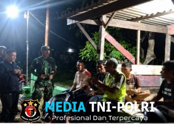 Babinsa Koramil 12/Eromoko Bersinergi dengan Linmas Jaga Keamanan Wilayah pada Malam Hari