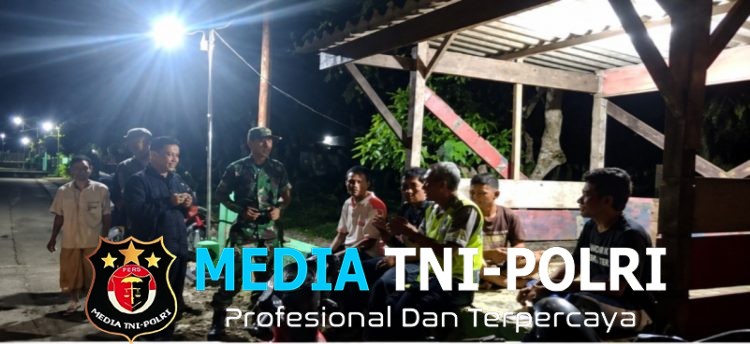 Babinsa Koramil 12/Eromoko Bersinergi dengan Linmas Jaga Keamanan Wilayah pada Malam Hari
