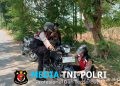 Patroli R2 Sat Samapta Polres Lampung Utara Bantu Warga Kendaraan Mogok di Jalan