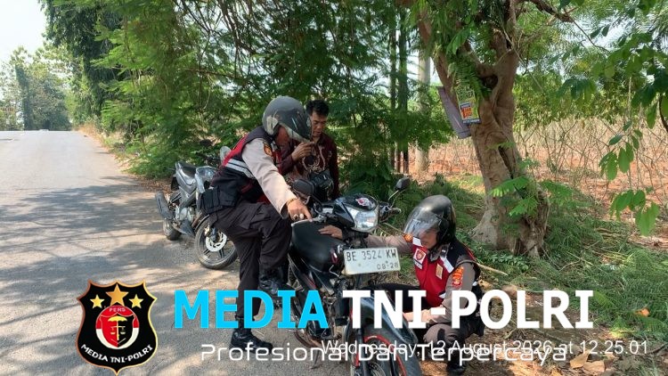 Patroli R2 Sat Samapta Polres Lampung Utara Bantu Warga Kendaraan Mogok di Jalan