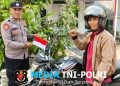 Polsek Menjalin Bagikan dan Pasang Bendera Merah Putih pada Kendaraan Masyarakat