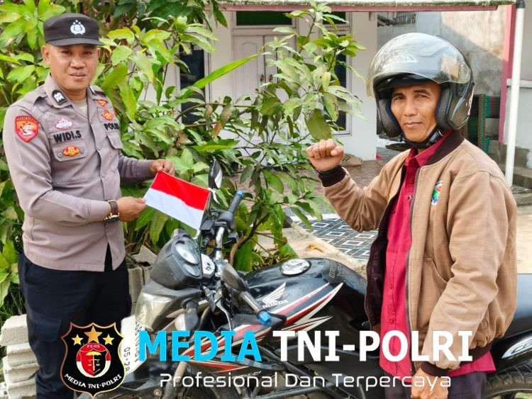 Polsek Menjalin Bagikan dan Pasang Bendera Merah Putih pada Kendaraan Masyarakat