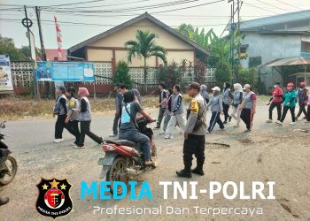 Jaga Keamanan dan Kelancaran Lalu Lintas, Polsek Sengah Temila Kawal Jalan Santai PKK di Pahauman