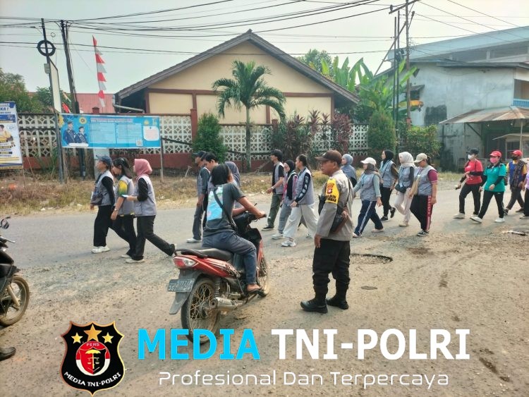Jaga Keamanan dan Kelancaran Lalu Lintas, Polsek Sengah Temila Kawal Jalan Santai PKK di Pahauman