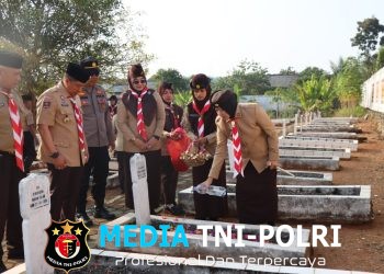 Kapolres Lampung Utara Pimpin Ziarah Makam Pahlawan dalam Rangka Hari Pramuka ke-65