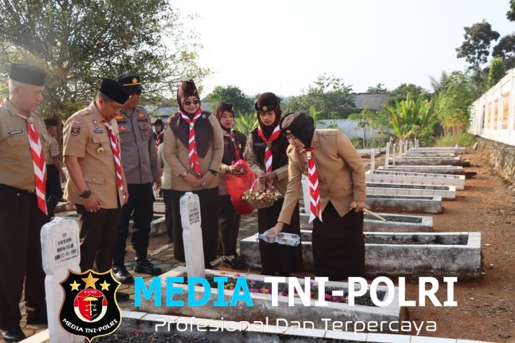 Kapolres Lampung Utara Pimpin Ziarah Makam Pahlawan dalam Rangka Hari Pramuka ke-65