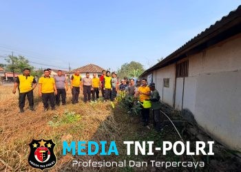 Polsek Tambelang Tanam Pohon Bersama Masyarakat dalam Program PMJ Merdeka Sambut HUT RI ke-81