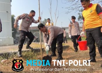 Jaga Jakarta Jaga Bekasi On The Spot, Polres Metro Bekasi Tanam Pohon Bersama Masyarakat Sambut HUT RI ke-81