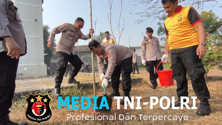 Jaga Jakarta Jaga Bekasi On The Spot, Polres Metro Bekasi Tanam Pohon Bersama Masyarakat Sambut HUT RI ke-81