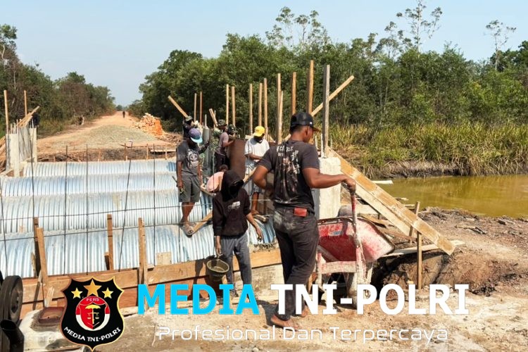 TNI dan Masyarakat Kompak Bangun Jembatan Aramco di Kurik Merauke