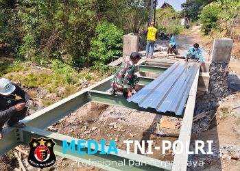 Babinsa Turun Langsung Kawal Pembangunan Jembatan Merah Putih