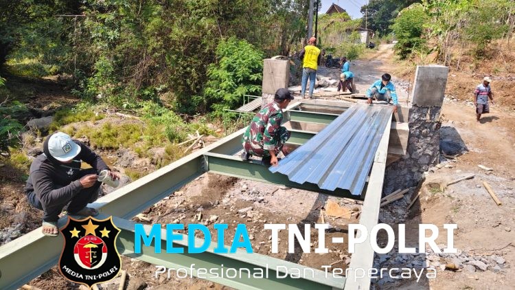 Babinsa Turun Langsung Kawal Pembangunan Jembatan Merah Putih