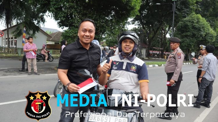 Polres Langkat Bagikan 500 Bendera Merah Putih, Bangkitkan Semangat Kemerdekaan di Tengah Masyarakat