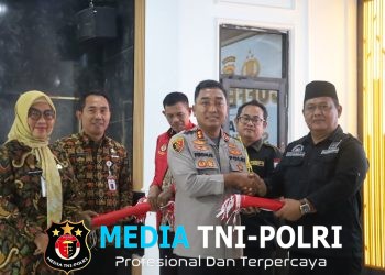 Wujud Kepedulian Lewat “Tasi Berkah”, Sat Lantas Polres Mesuji Bagikan Paket Sembako Bagi Warga Kurang Mampu di Simpang Pematang
