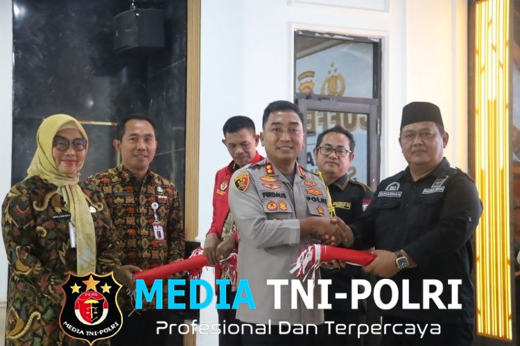 Wujud Kepedulian Lewat “Tasi Berkah”, Sat Lantas Polres Mesuji Bagikan Paket Sembako Bagi Warga Kurang Mampu di Simpang Pematang