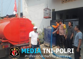 Jaga Jakarta Jaga Bekasi, Bhabinkamtibmas Serang Baru Dampingi Penyaluran Air Bersih untuk Warga Jayamulya