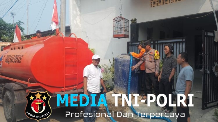 Jaga Jakarta Jaga Bekasi, Bhabinkamtibmas Serang Baru Dampingi Penyaluran Air Bersih untuk Warga Jayamulya
