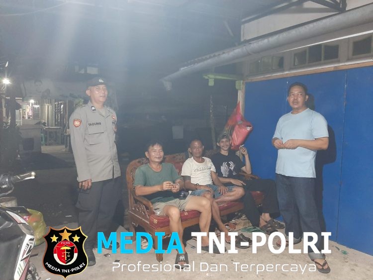 Saat Malam Mulai Sunyi, Polisi Polsek Mandor Hadir di Tengah Warga Sampaikan Pesan Kamtibmas