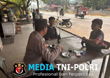 Hangatnya Kopi dan Obrolan Santai Begini Cara Polisi Mandor Jaga Kamtibmas di Siang Hari