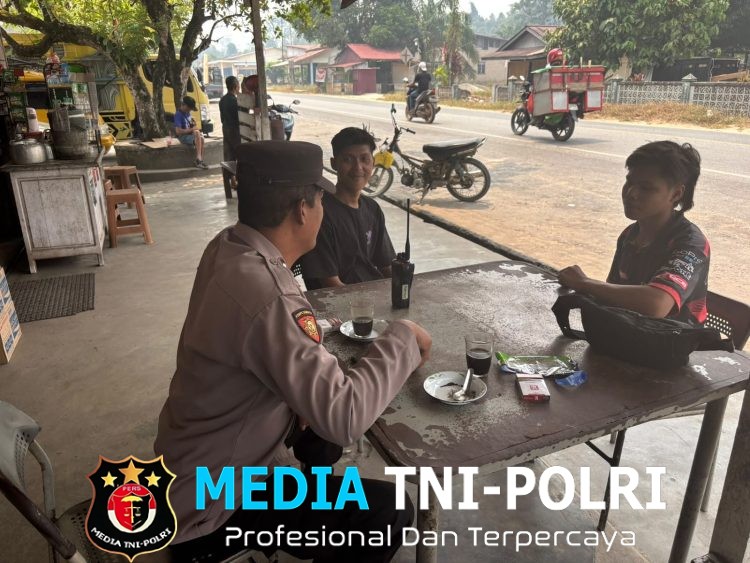 Hangatnya Kopi dan Obrolan Santai Begini Cara Polisi Mandor Jaga Kamtibmas di Siang Hari