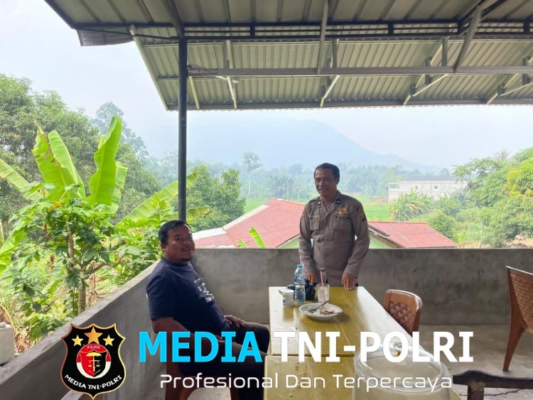 Bangun Kedekatan dengan Warga, Polisi Sengah Temila Sampaikan Pesan Kamtibmas Saat Patroli