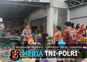 Saat Patroli, Polisi Ngabang Temui Warga Berbelanja dan Sampaikan Imbauan
