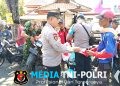 Polisi Wonogiri Bagikan Ribuan Bendera Merah Putih kepada Pengguna Jalan, Semarakkan HUT ke-81 RI