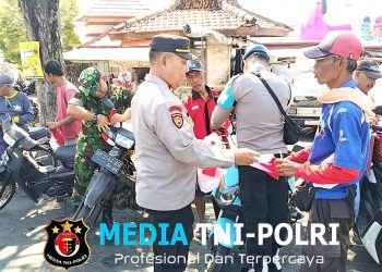Polisi Wonogiri Bagikan Ribuan Bendera Merah Putih kepada Pengguna Jalan, Semarakkan HUT ke-81 RI