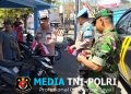 Polisi Wonogiri Bagikan Ribuan Bendera Merah Putih kepada Pengguna Jalan, Semarakkan HUT ke-81 RI