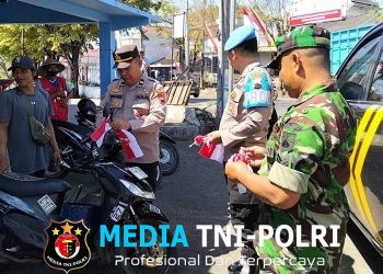 Polisi Wonogiri Bagikan Ribuan Bendera Merah Putih kepada Pengguna Jalan, Semarakkan HUT ke-81 RI