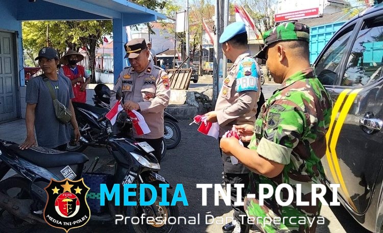 Polisi Wonogiri Bagikan Ribuan Bendera Merah Putih kepada Pengguna Jalan, Semarakkan HUT ke-81 RI