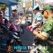 Polisi Wonogiri Bagikan Ribuan Bendera Merah Putih kepada Pengguna Jalan, Semarakkan HUT ke-81 RI