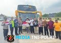 Menjelang Perayaan Hari Kemerdekaan RI ke-81, Kapolres Tulang Bawang Barat Bagikan Bendera Merah Putih Kepada Masyarakat Dan Pengguna Jalan