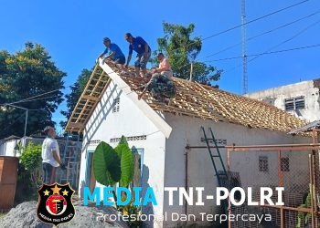 Wujudkan Hunian Layak, Sertu Puji S Bersama Warga Gotong Royong Pasang Atap Rumah Bapak Imam