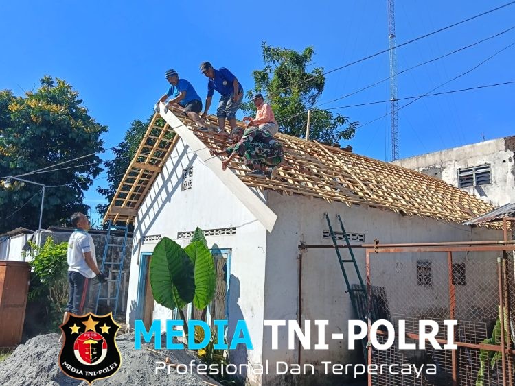 Wujudkan Hunian Layak, Sertu Puji S Bersama Warga Gotong Royong Pasang Atap Rumah Bapak Imam