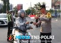 Polres Lampung Utara Bagikan 775 Bendera Merah Putih Sambut HUT ke-81 RI