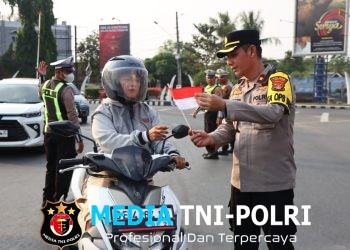 Polres Lampung Utara Bagikan 775 Bendera Merah Putih Sambut HUT ke-81 RI